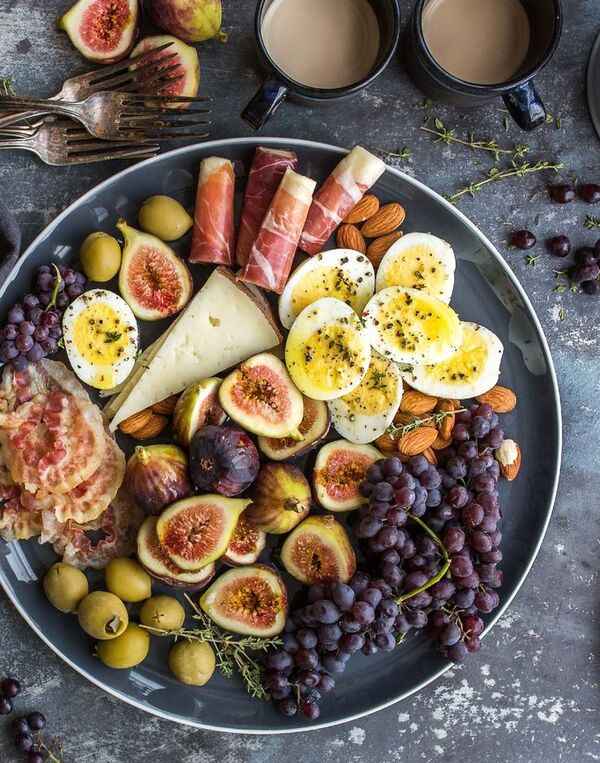 Fruits frais colorés disposés dans une composition naturelle